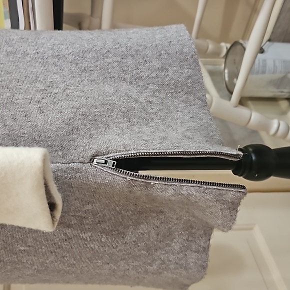 NANETTE LAPORE, SZ. XS, GRAY SWEATER WITH LONG SLEEVES WITH WHITE CUFFS. - Picture 6 of 16